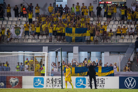 Pierre Bengtsson and Janne Andersson, head coach of Sweden