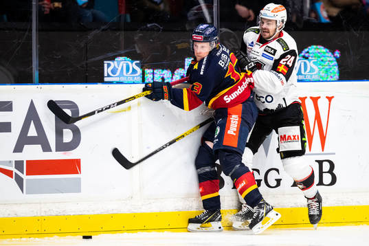 Djurgårdens Kalle Östman och Malmö Redhawks Emil Molin