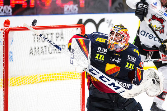 Djurgårdens målvakt Niklas Svedberg med en räddning