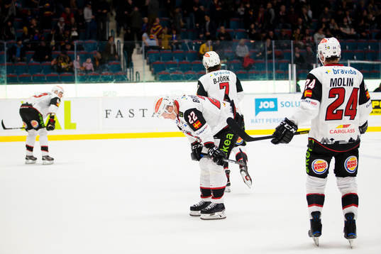 Malmö Redhawks Lars Bryggman deppar med lagkamrater