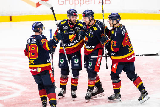 Djurgårdens Anton Hedman jublar med lagkamrater