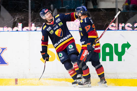 Djurgårdens Niclas Bergfors jublar med Jesper Pettersson