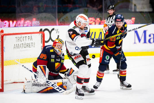 Malmö Redhawks Max Görtz i kamp om pucken med