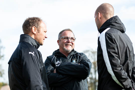 Ängelholms tränare Roar Hansen i samtal med Hittarps