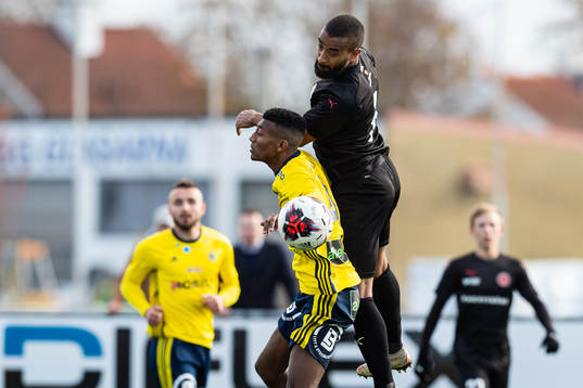 Ängelholms Josef Getachew i nickduell med Hittarps Kamal