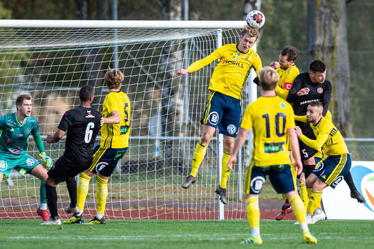 Ängelholms Erik Widén nickar undan bollen