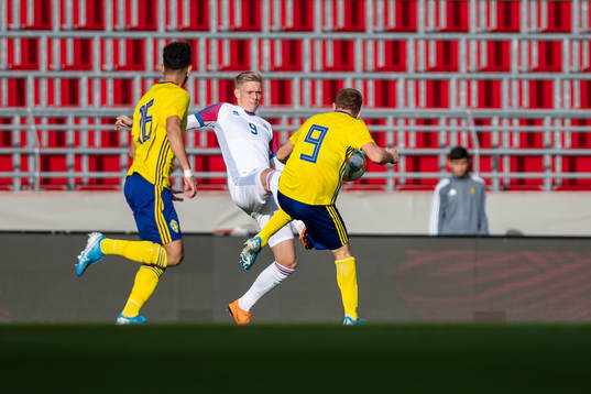 Stefan Teitur Pordarson of Iceland and Dejan Kulusevski of