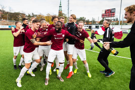 Bläddra bland fler bilder av Fotboll, Division 2 Västra Götaland, Qviding - Eslövs BK