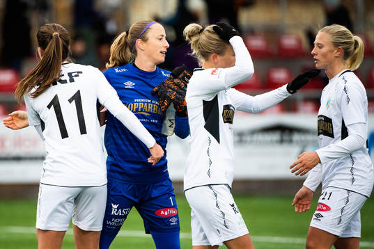 Göteborgs målvakt Loes Geurts jublar med lagkamrater