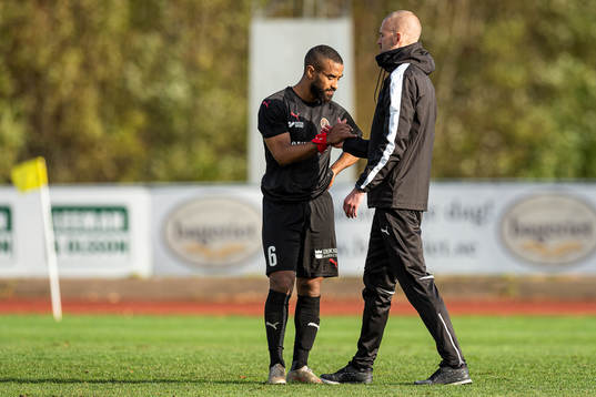Hittarps Kamal Barny och tränare Anders Schönberg deppar
