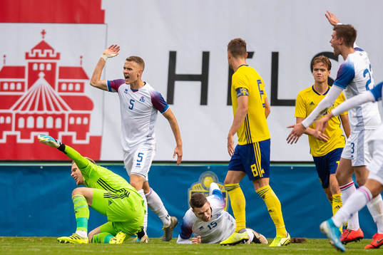 Goalkeeper Pontus Dahlberg of Sweden and Valdimar Por
