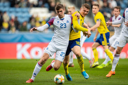 Ari Leifsson of Iceland and Viktor Gyökeres of Sweden