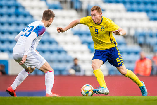 Ari Leifsson of Iceland and Dejan Kulusevski of Sweden