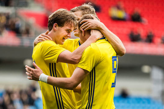 August Erlingmark of Sweden celebrates with Dejan Kulusevski