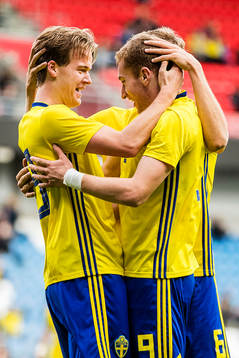 August Erlingmark of Sweden celebrates with Dejan Kulusevski