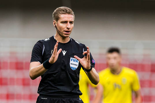 Referee Lawrence Visser
