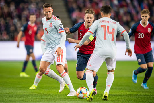 Saul Niguez of Spain and Stefan Johansen of Norway