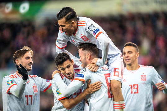 Saul Niguez of Spain celebrates with Fabian Ruiz, Jesus