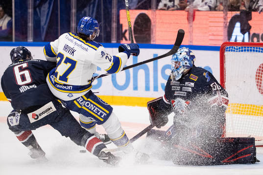 Linköpings Jonas Holös och Leksands Marek Hrivik framför