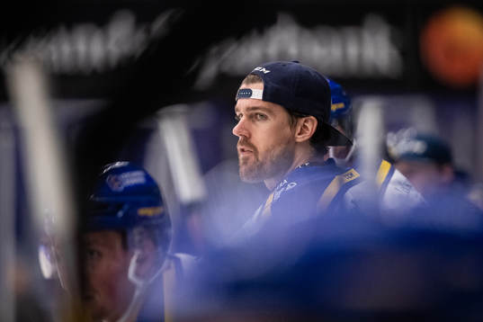 Leksands målvakt Axel Brage utbytt och deppar