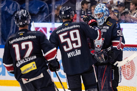 Linköpings målvakt Jonas Gustavsson jublar
