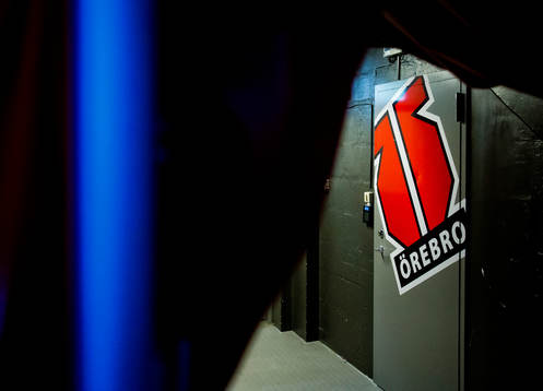 En Örebro logotyp i spelkorridoren