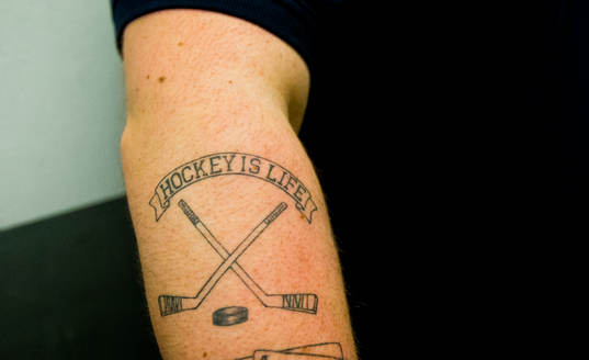 En i Oskarshamns materialare har en tatuering på armen med