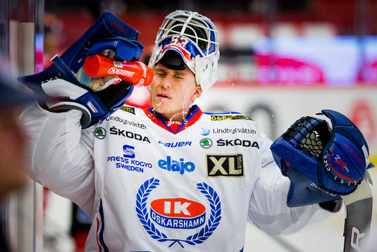 Oskarshamns målvakt Fredrik Pettersson-Wentzel sprutar