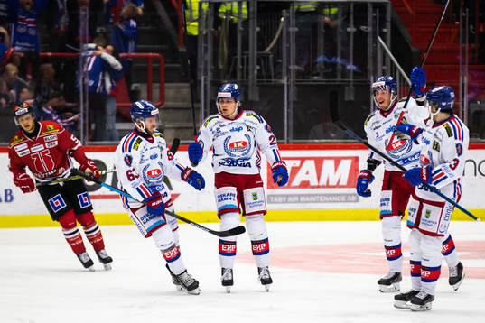 Oskarshamns Simon Després jublar med lagkamrater