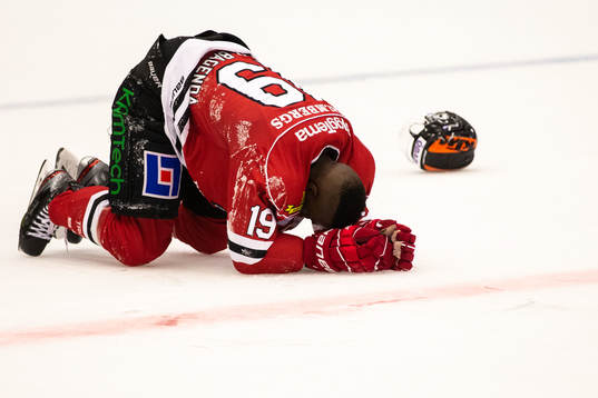 Örebros Daniel Muzito Bagenda har ont