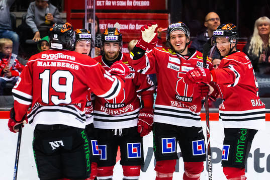 Örebros Max Lindholm jublar med lagkamrater