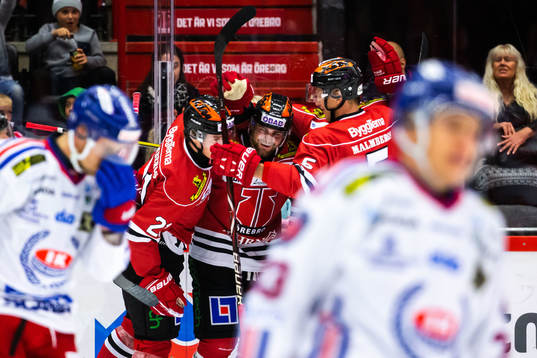 Örebros Max Lindholm jublar med lagkamrater