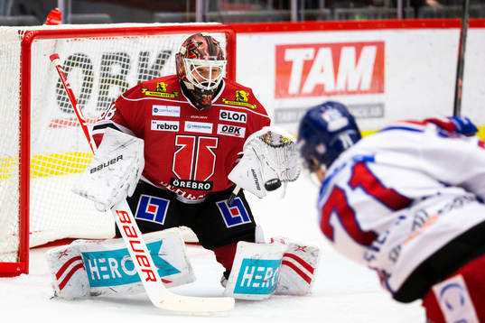 Örebros målvakt Dominik Furch med en räddning