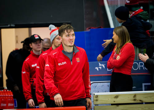 Örebros Max Lindholm på väg ut på isen