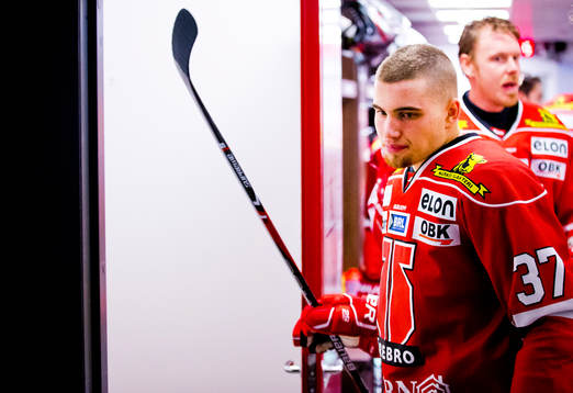 Örebros Glenn Gustafsson på väg ut från