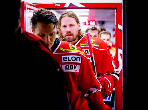 Örebros Stefan Warg på väg ut från omklädningsrummet