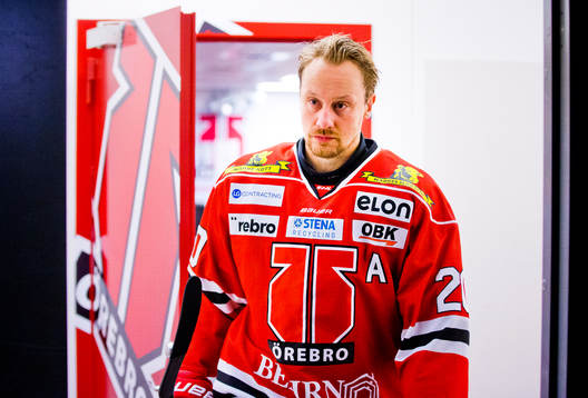 Örebros Marcus Weinstock på väg ut från