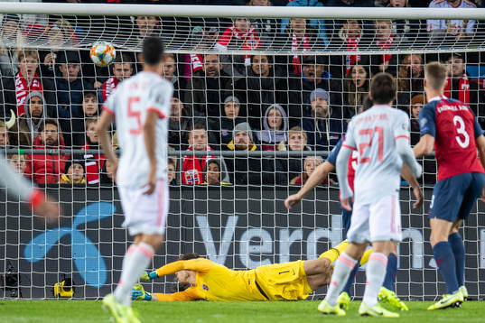 Spain scores 0-1 behind goalkeeper Rune Almenning Jarstein