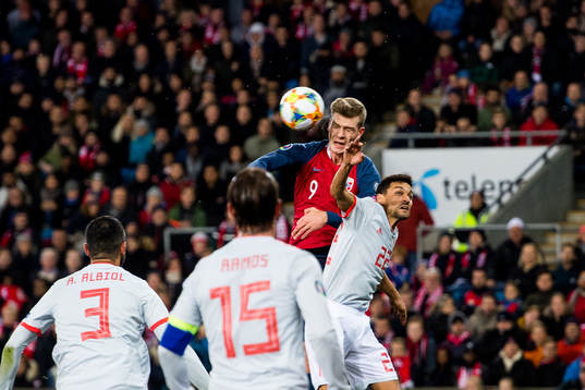 Alexander Sørloth of Norway and Jesus Navas of Spain