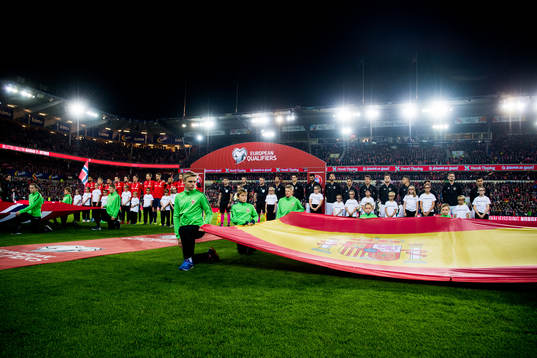 The players line up