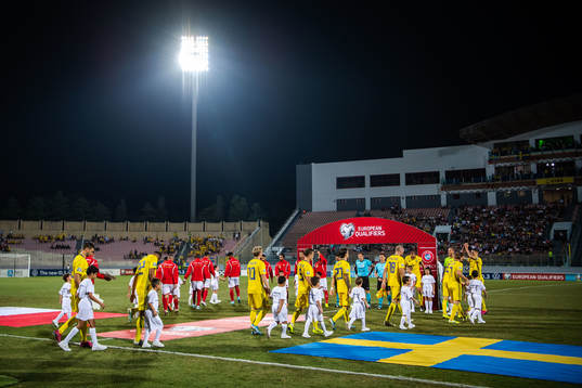 The players enters the pitch