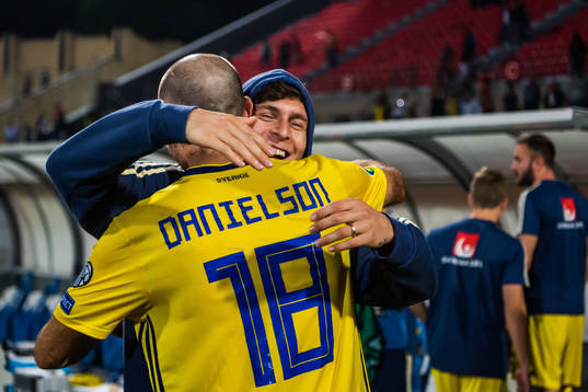 Victor Nilsson Lindelöf hugs Marcus Danielson of Sweden