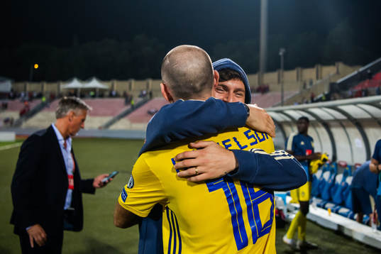 Victor Nilsson Lindelöf hugs Marcus Danielson of Sweden