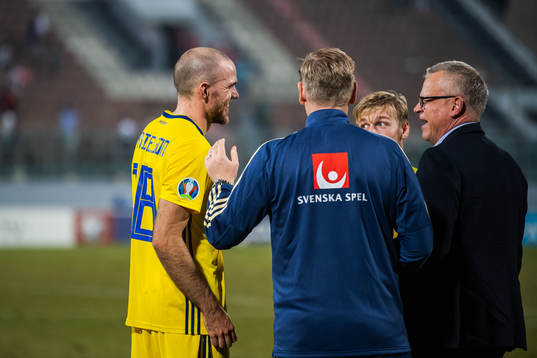 Marcus Danielson and Janne Andersson, head coach of Sweden