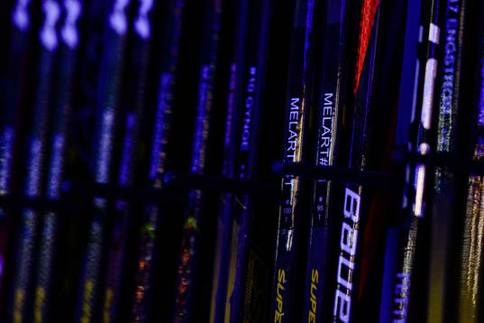 Växjös Ilari Melarts klubba före ishockeymatchen i SHL