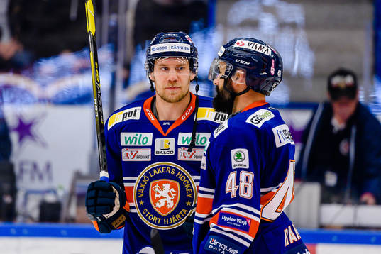 Växjös Ilari Melart pratar med Växjös Daniel Rahimi