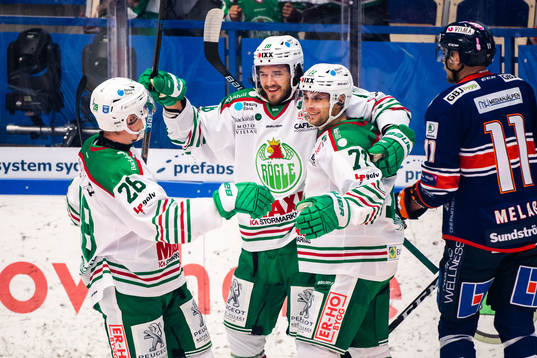Rögles Daniel Zaar jublar med lagkamrater