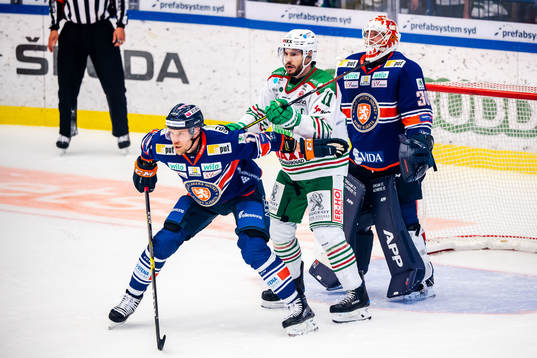 Rögles Mattias Sjögren mot Växjös målvakt Viktor Fasth