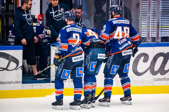 Växjös Tim Erixon får hjälp av isen