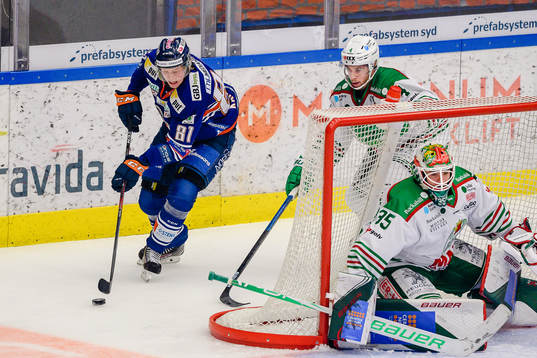 Växjös Fredrik Karlström oroar bakom Rögles målvakt